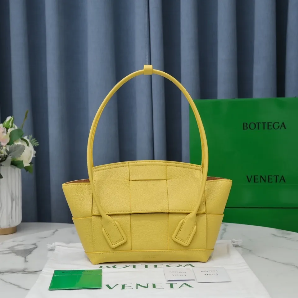 Bottega Veneta [Love]Arco Medium 🖤Litchi pattern/Size: Bag opening 33, bag body 22*6*20 BV’s most classic elements, showing the uniqueness of art, maintaining fresh fashion radiance, high-end design, more fashionable, effortlessly bringing out the soul of the bag, easy to wear, large capacity, don’t worry about things, absolutely enough to hold! Model 【6683#】Pineapple Yellow